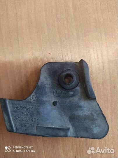 Отбойник капота правый Volkswagen Passat B5 седан