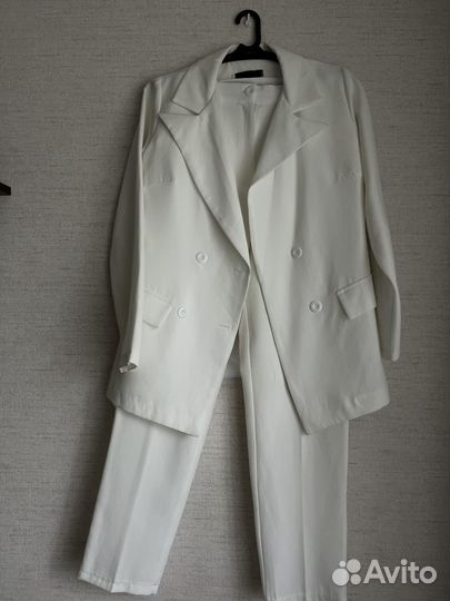 Костюм брючный белый 44 размер