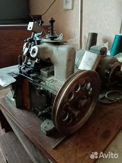 Швейная машинка оверлок