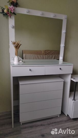 Туалетный столик с зеркалом и подсветкой
