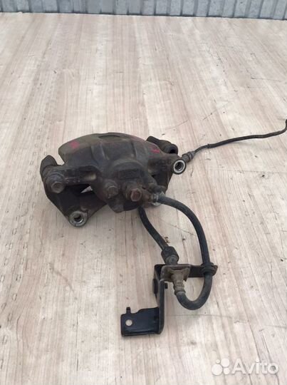 Суппорт передний правый Mitsubishi Outlander 3