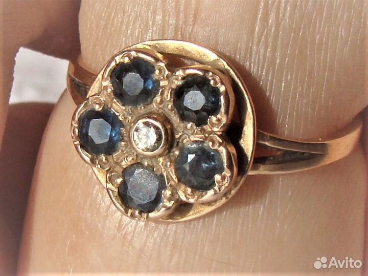 Золотое кольцо с бриллиантом и сапфирами