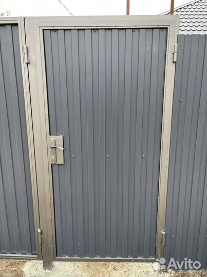 Металлический забор с воротами и калиткой