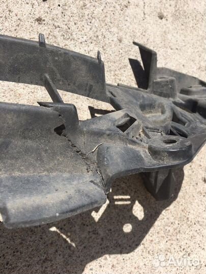 Кронштейн решетки радиатора Audi A3 8V