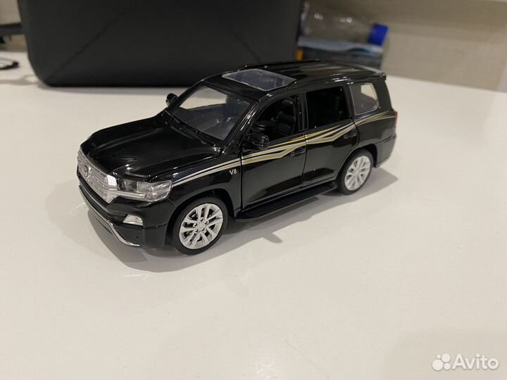 Автомобиль land cruiser 200 1:32