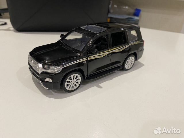 Автомобиль land cruiser 200 1:32