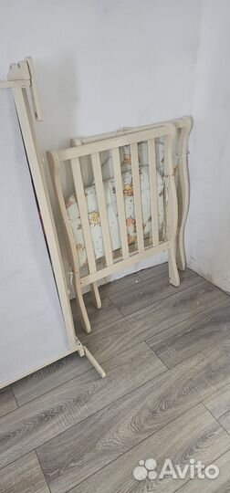 Детская кроватка с маятником
