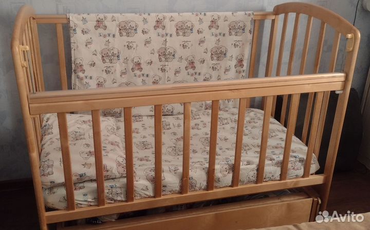 Детская кроватка с маятником и ящиком