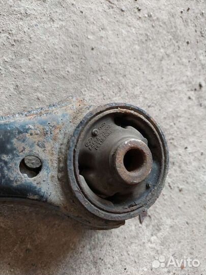 Левый передний нижний рычаг