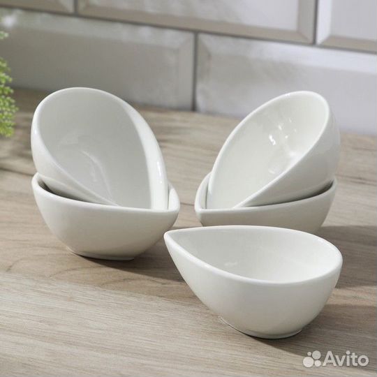 Набор салатников керамический на деревянной подста