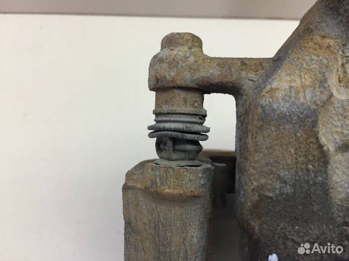 Суппорт передний правый Opel Insignia 2008-2017