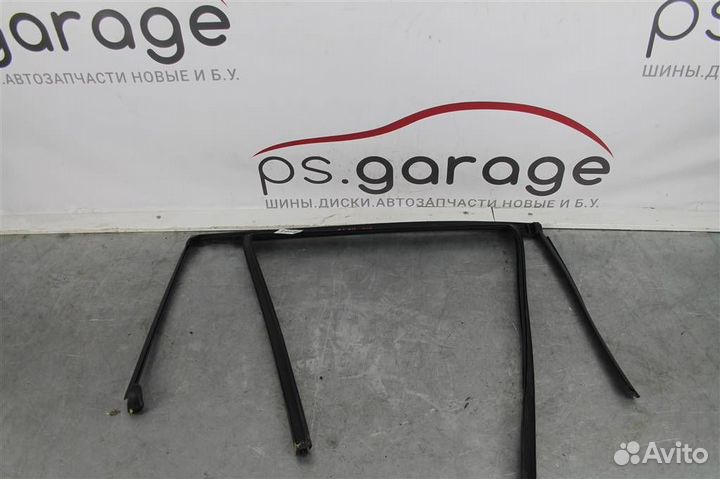 Уплотнитель стекла двери задней левой Volvo XC90