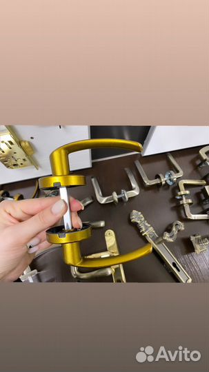 Дверные ручки,замки,петли,защелки