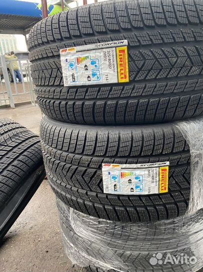 Pirelli Scorpion Winter 285/45 R22 и 325/40 R22