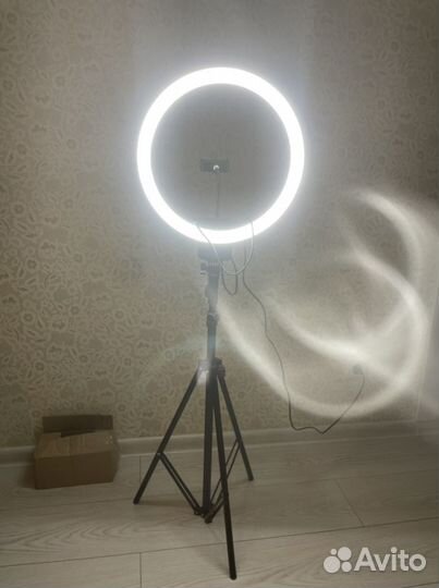 Кольцевая светодиодная лампа со штативом