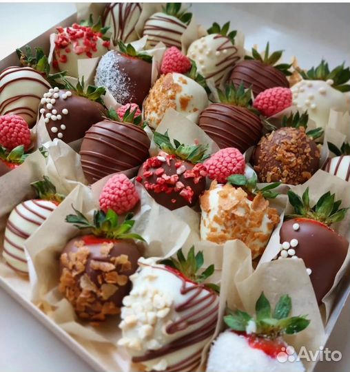 Букет с клубникой и цветами, клубника в шоколаде