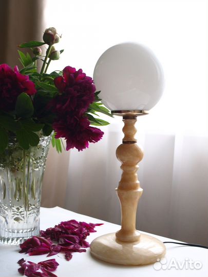 Настольная лампа из оникса