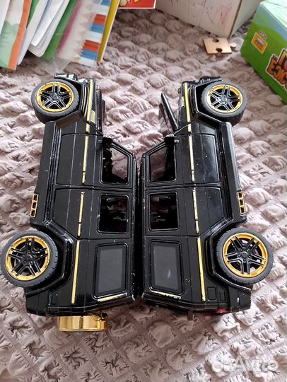 Две больших металлических машинки