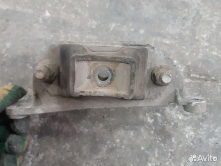 Кронштейн коробки renault logan