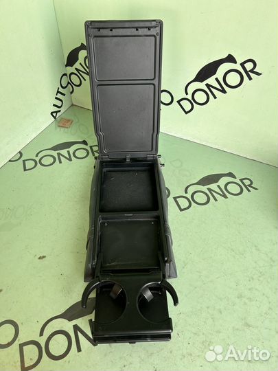 Подлокотник сидения mercedes w204