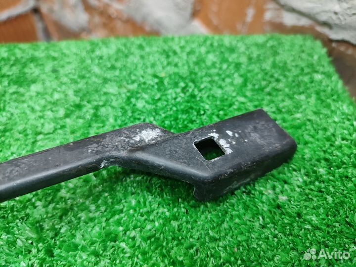 Поводок стеклоочистителя передний левый Passat B6