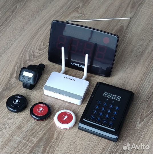 Кнопки вызова официанта с часами в оссортименте