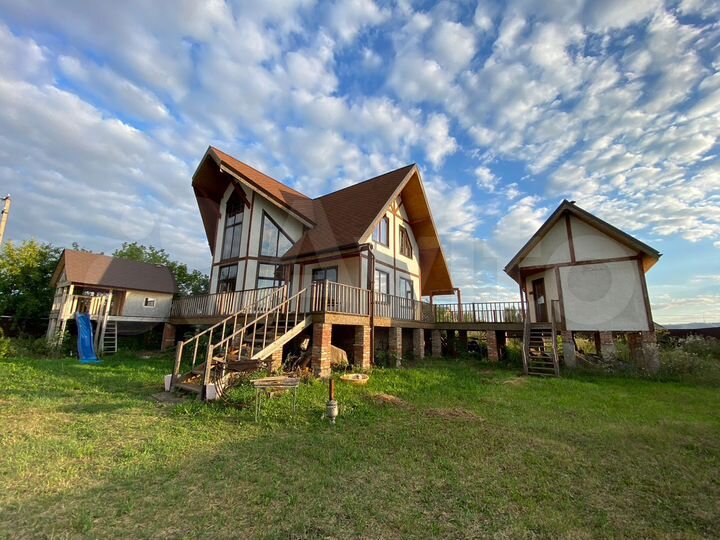 Дом 198 м² на участке 18,5 сот.