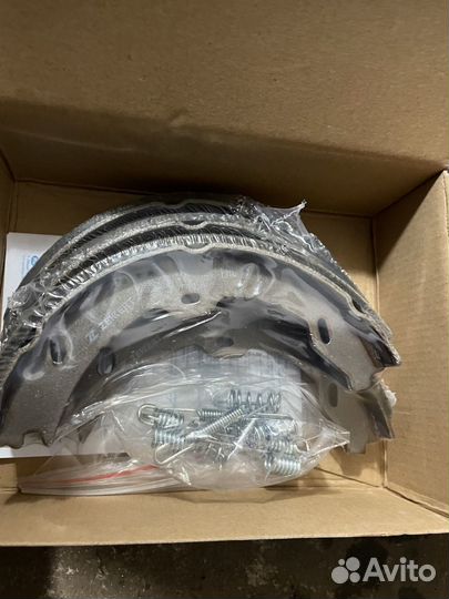 Задние тормозные колодки на ручник Мерседес 211