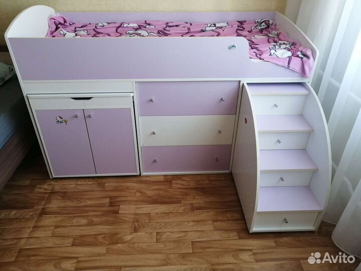 Детская кровать чердак со столом и шкафом