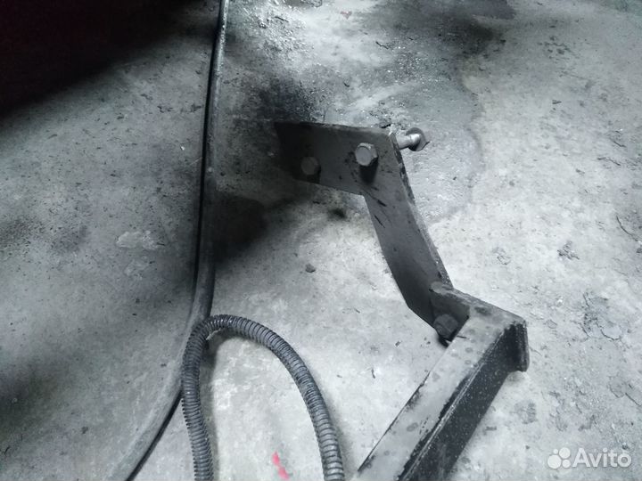 Фаркоп с розеткой Toyota Ipsum 96-01