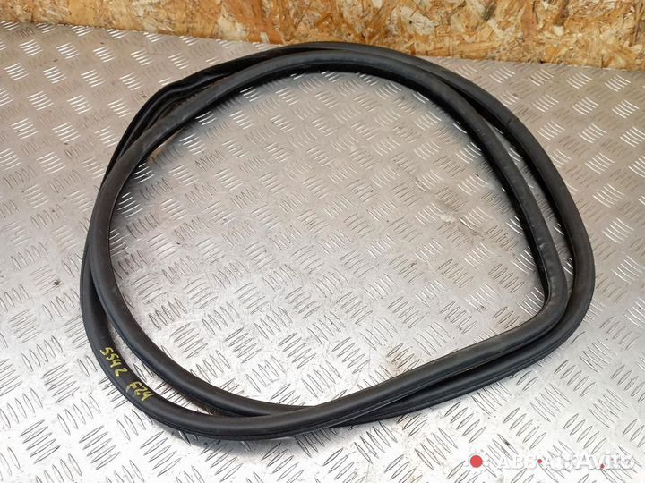 Уплотнитель двери передней левой Volvo XC90 2004