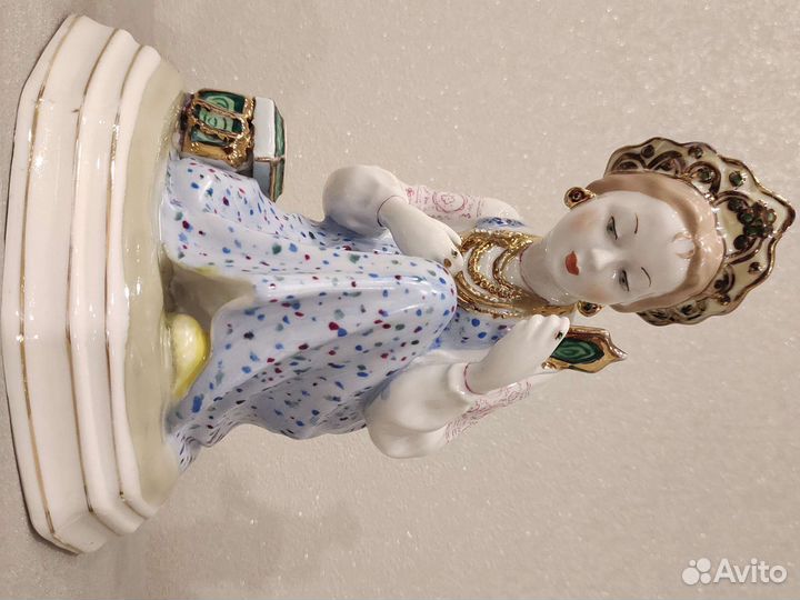 Фарфоровая статуэтка Малахитовая шкатулка