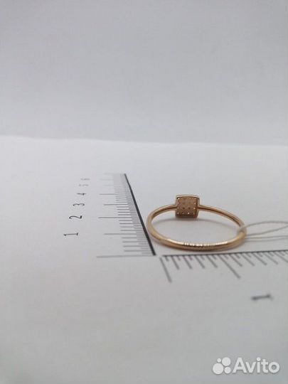 Кольцо с природным камнем Золото