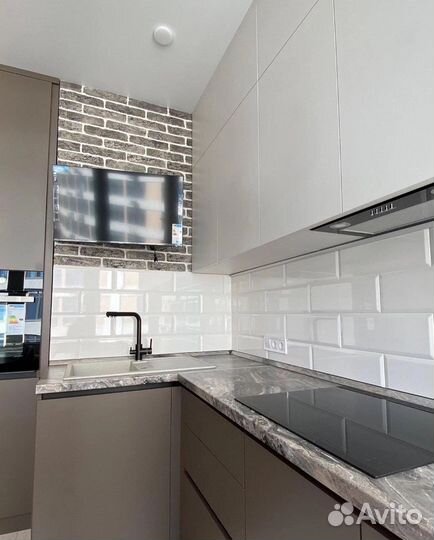 Угловая кухня до потолка с подсветкой в рассрочку