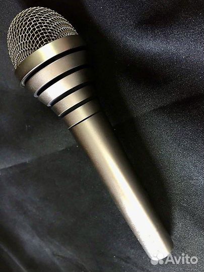 Студийный винтажный AKG D330BT