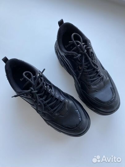 Кроссовки женские