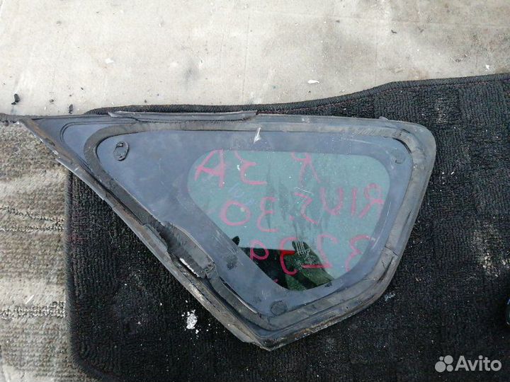 Стекло собачника заднее правое Toyota Prius ZVW30