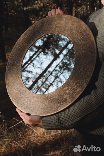 Зеркало с декоративной окантовкой