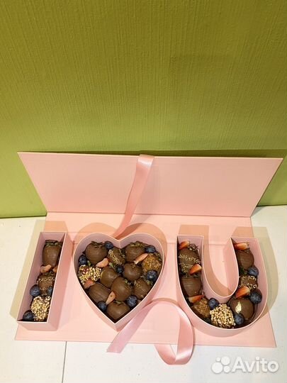 Торт из клубники в шоколаде и корзинка