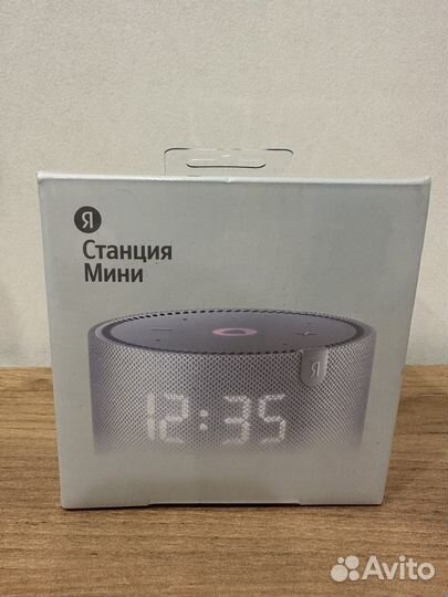 Новая умная колонка Алиса Мини с часами Белая