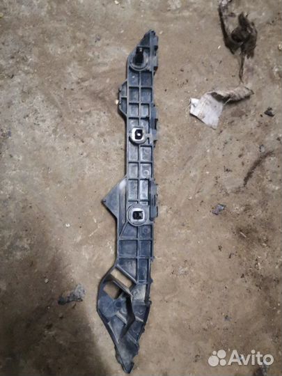 Крепление бампера заднее Toyota Corolla 150 1ZR-FE