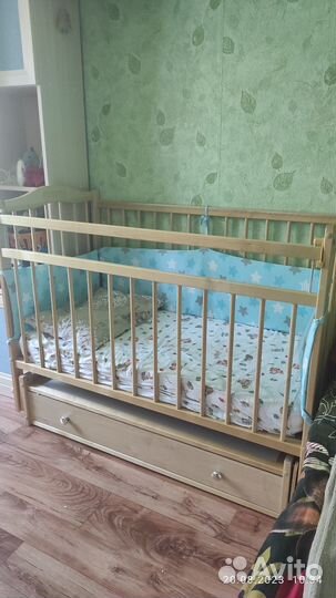 Детская кроватка с маятником