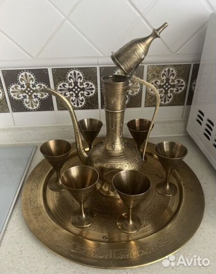 Кувшин с рюмками