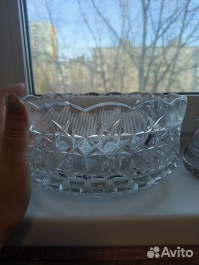 Салатница,стаканы,блюдца, икорница