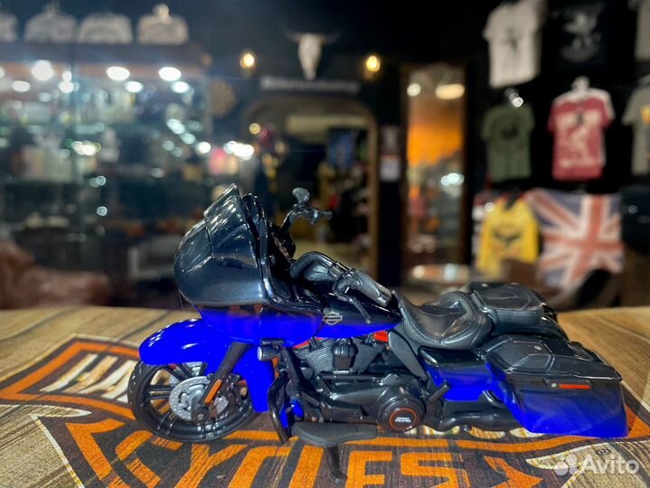 Модель мото 1:18 Harley Davidson Road Glide синий