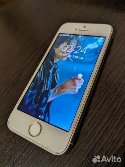 Телефон iPhone se 2016