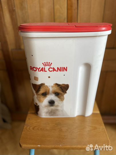 Емкость для сухого корма для собак