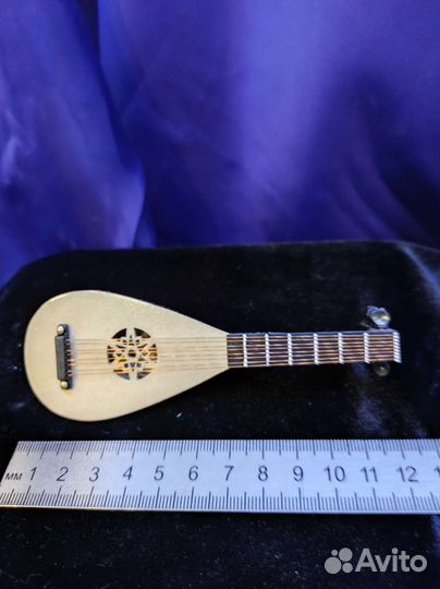 Миниатюра музыкального инструмента лютня