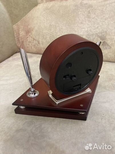 Настольные часы из дерева с подставкой для ручек