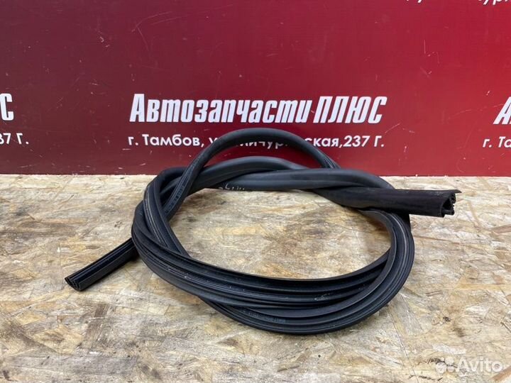 Уплотнитель двери передний правый Renault Duster